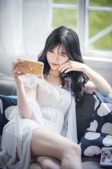 二次元女生开襟开叉裙穿搭壁纸